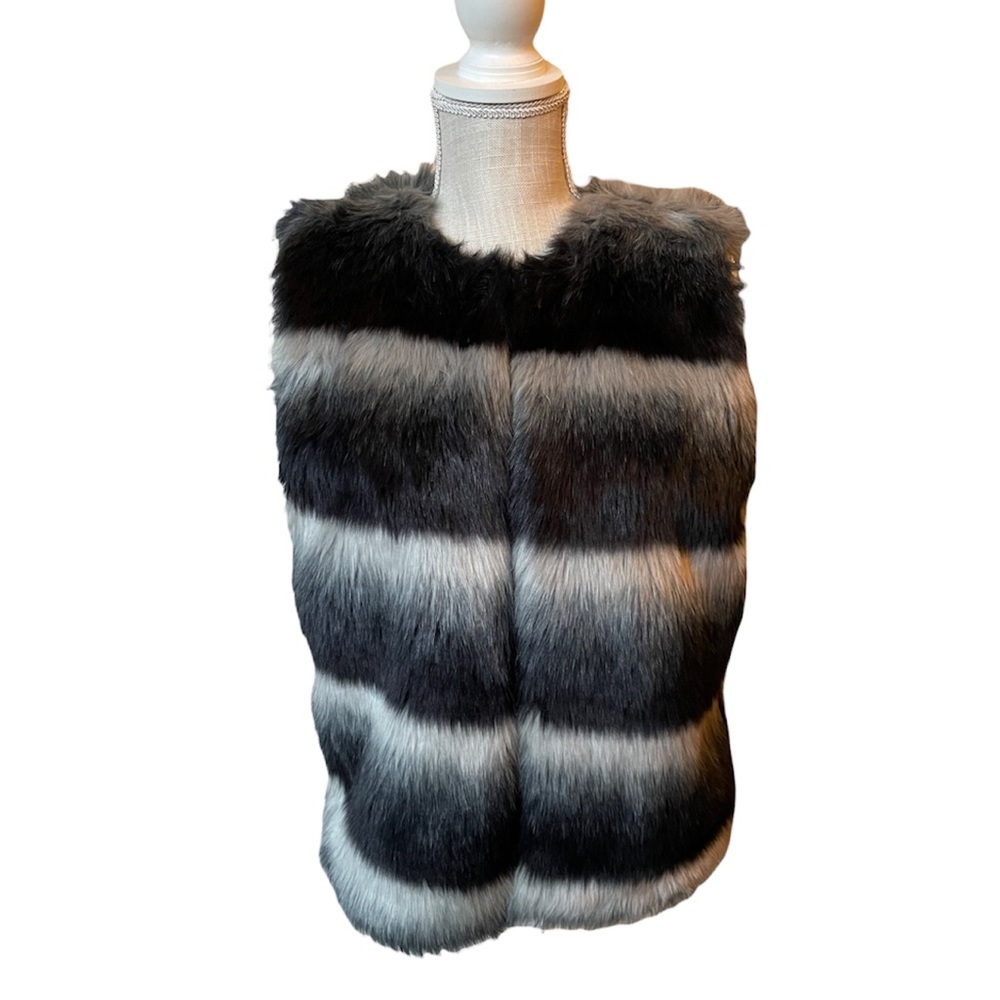 Glamsia Faux Fur Vest - Picture 2 of 5
